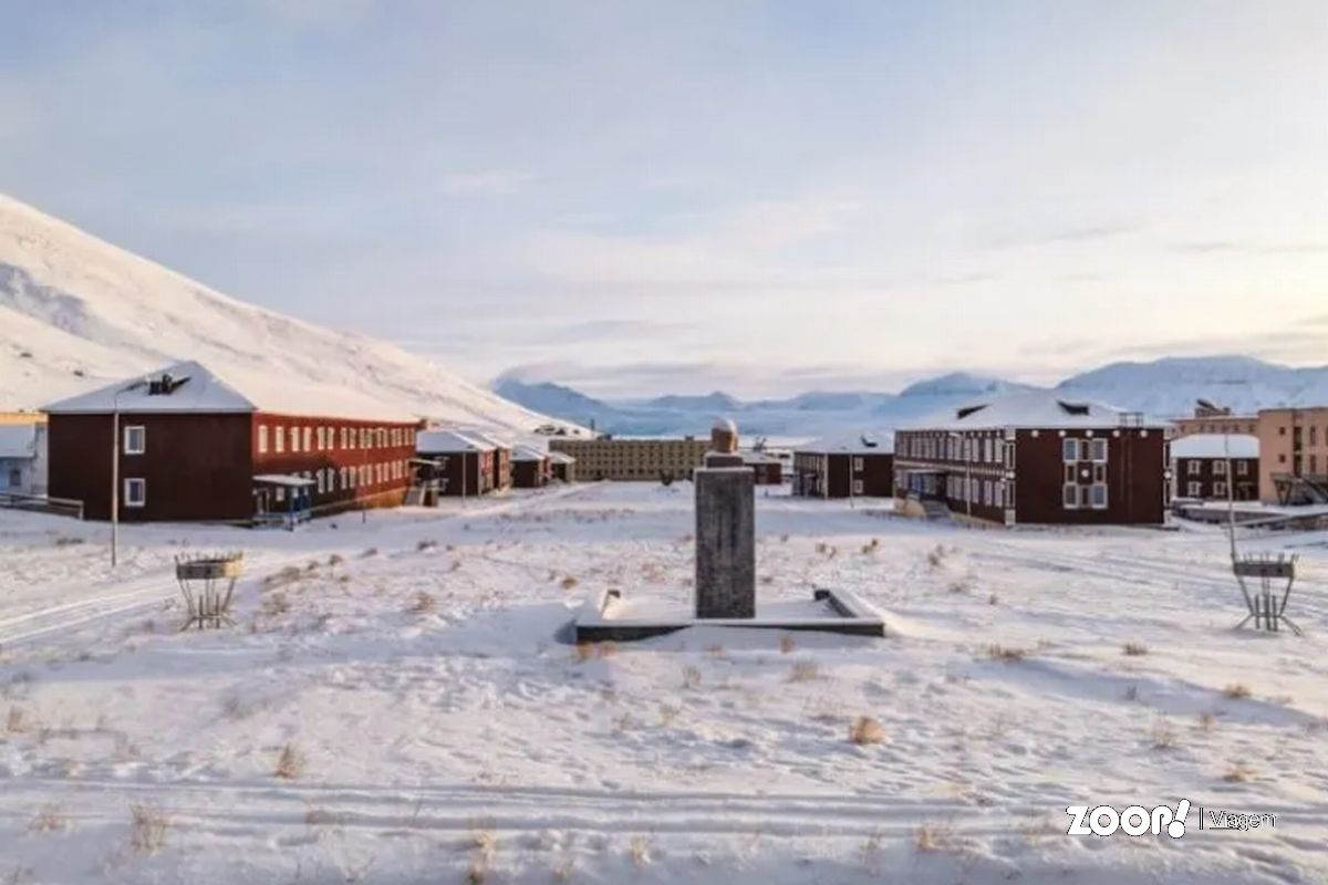 Pyramiden, o prédio vermelho do lado direito está sendo reconstruído para abrigar mais funcionários com o aumento do turismo.