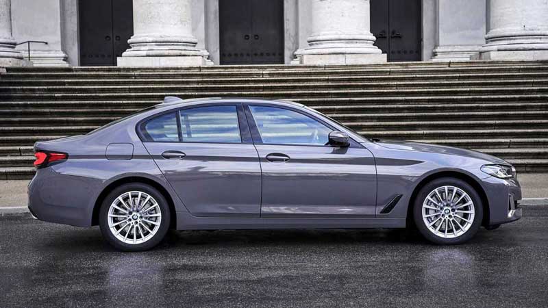 BMW 530e Luxo híbrido estacionado em frente a escadaria de um museu em Paris.