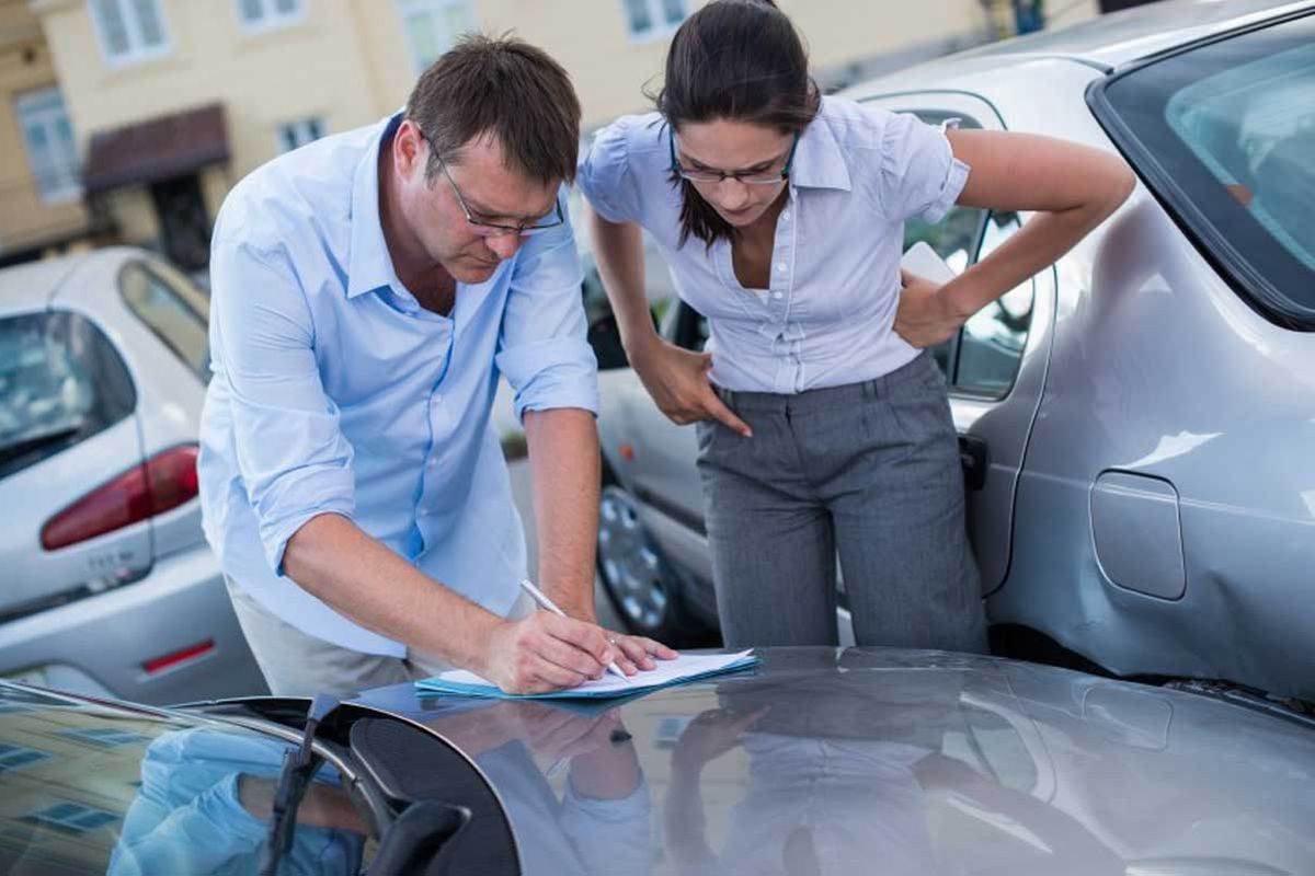 Corretor e cliente fazendo cálculo do valor do seguro do carro. 