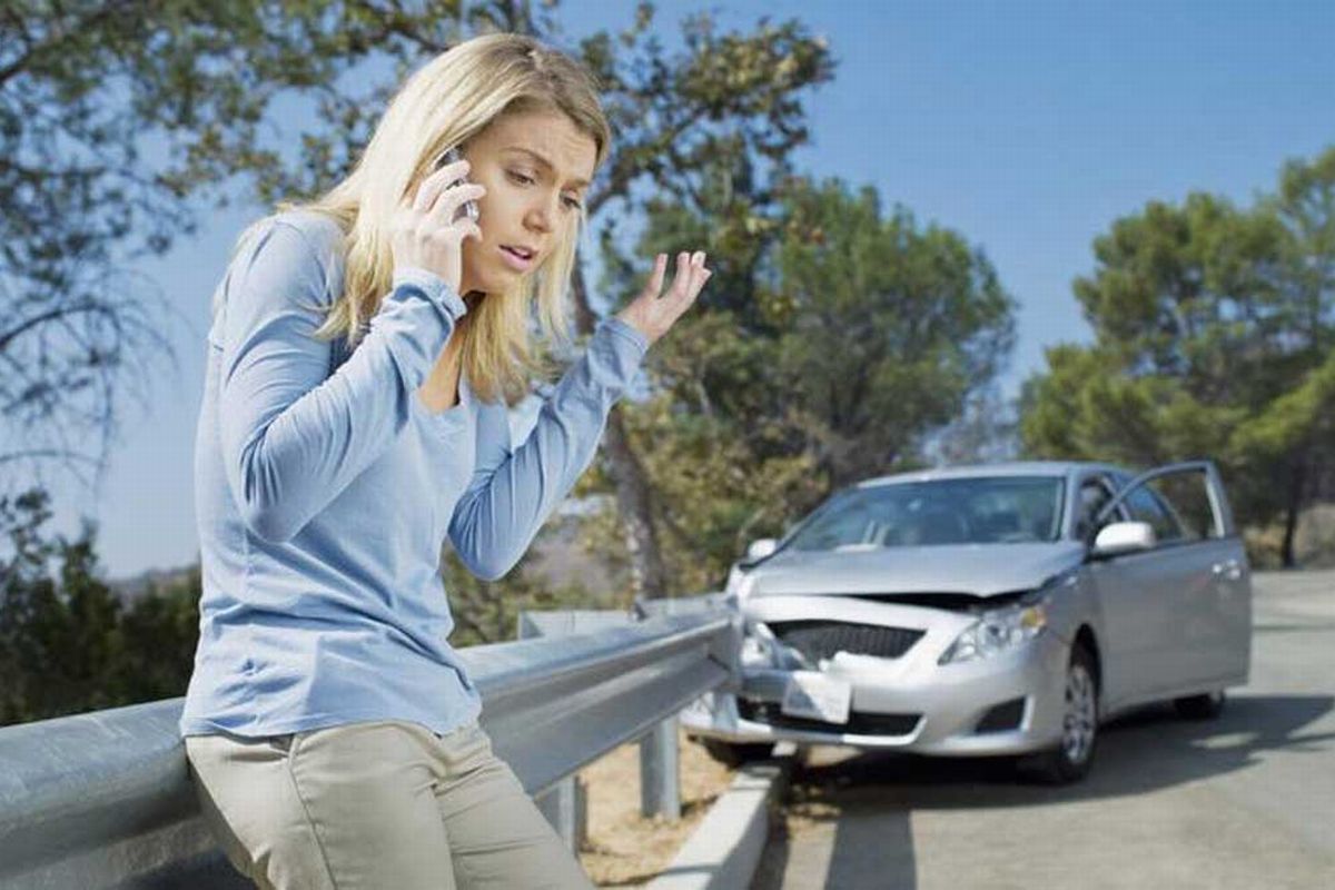 Motorista acionando seguro de carro após batida.