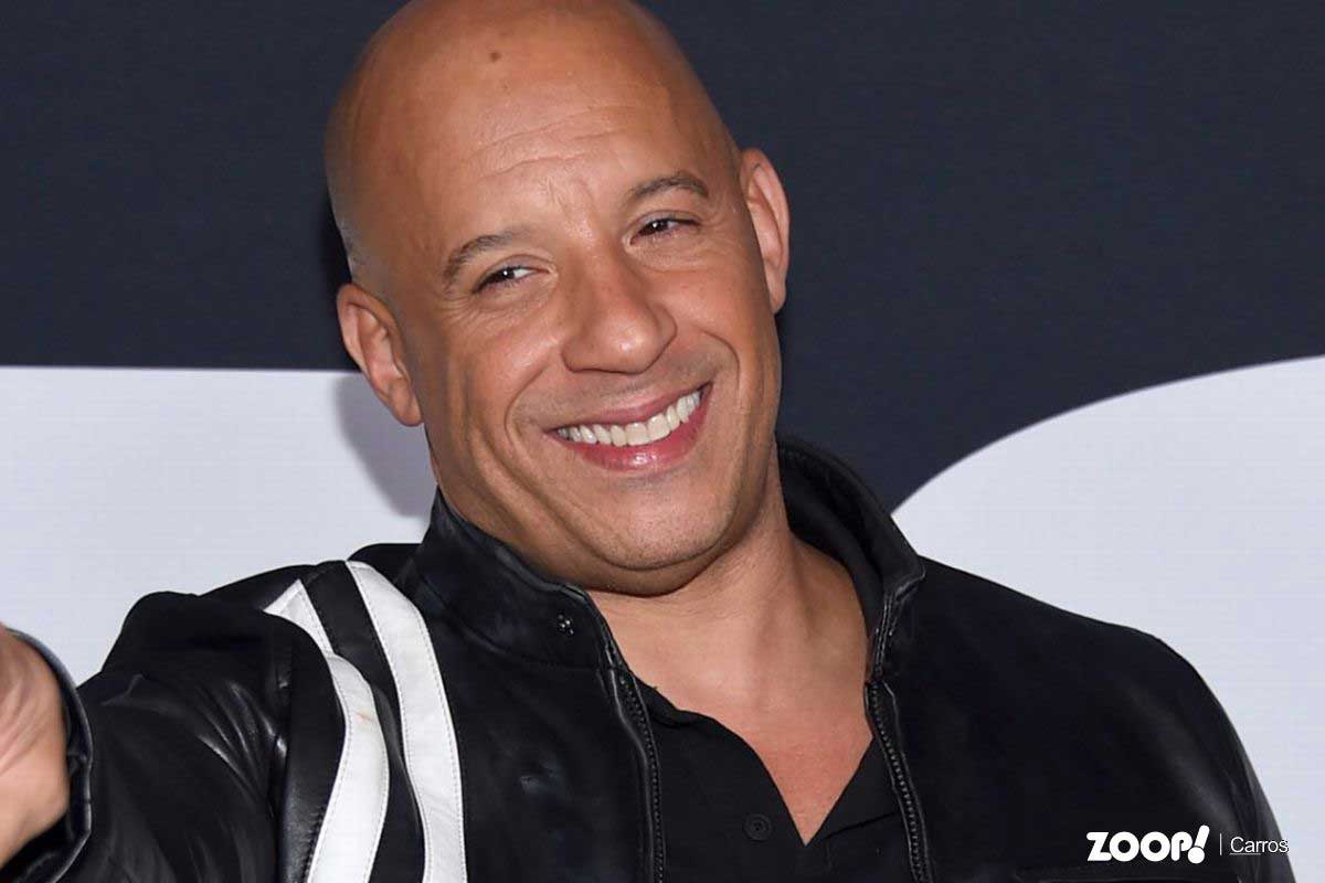 O ator de Veloses e Furiosos, Vin Diesel, sorrindo enquanto olha para você ilustra nosso artigo sobre:  A pesquisa feita na Inglaterra que liga carros veloses ao tamanho do pênis.