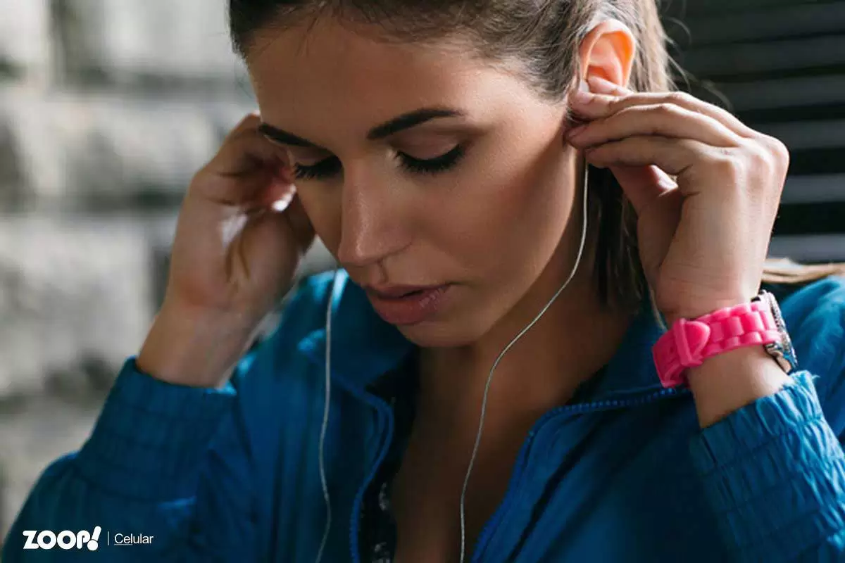 Mulher usando fones de ouvido JBL, auricular com cancelamento de ruido.