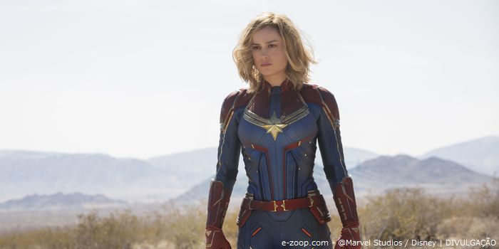 Brie Larson caracterizada como Carol Denvers.