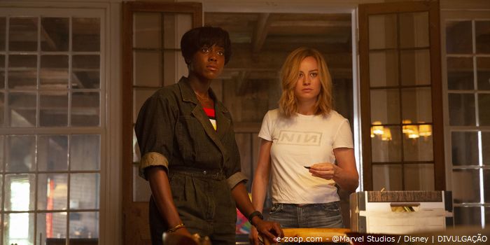 Brie Larson caracterizada como Carol Denvers e  Lashana Lynch como Maria Rambeau no filme Capitã Marvel.