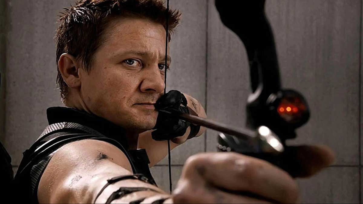 Jeremy Renner caracterizado como Hawkeye' durante as filmagens da Marvel