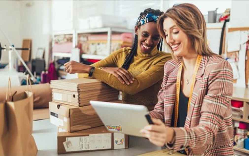 Duas mulheres usando tablet para acessar o Registrato do Banco Central