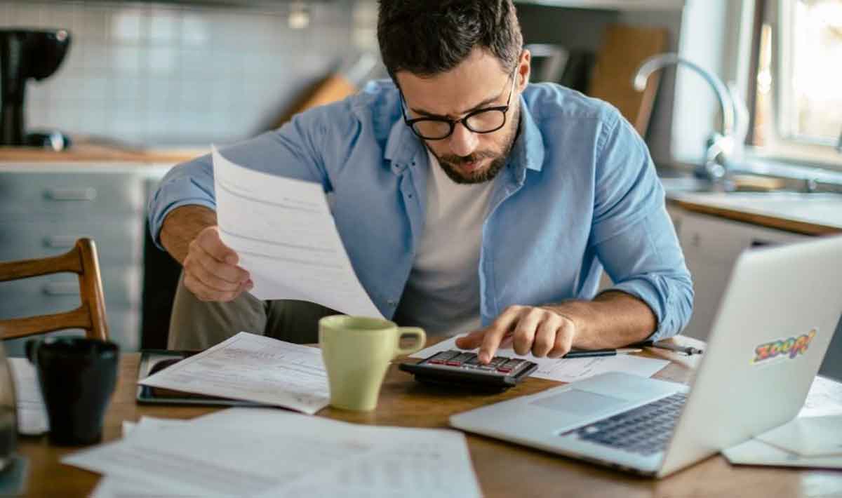 Homem fazendo declaração de imposto de renda