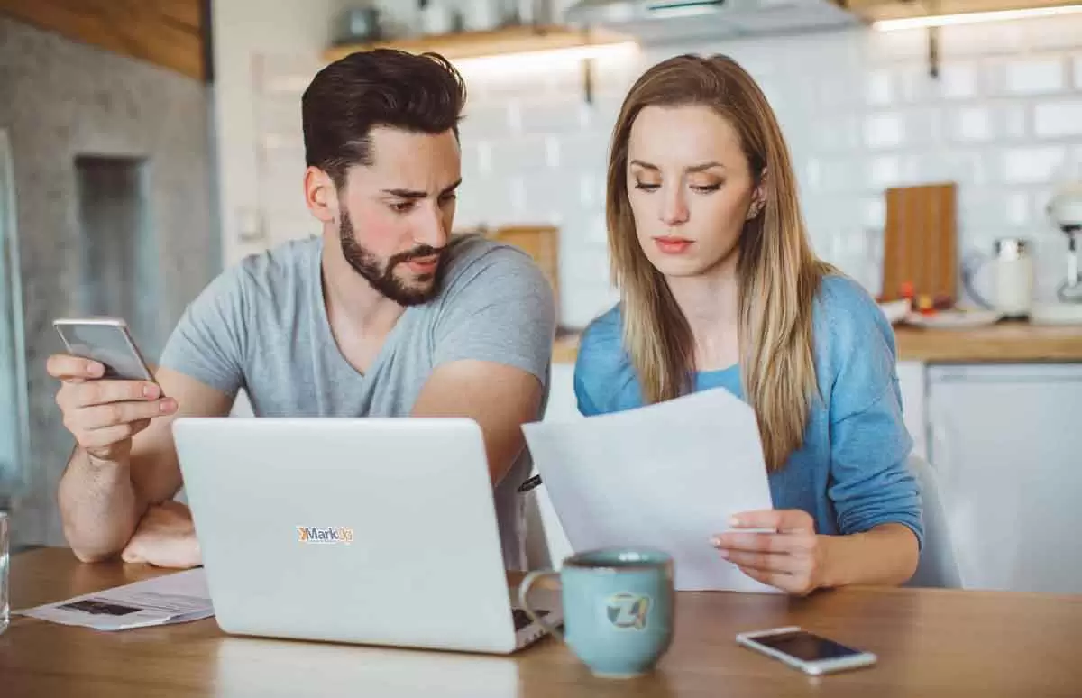 Casal jovem fazendo delaração de imposto de renda