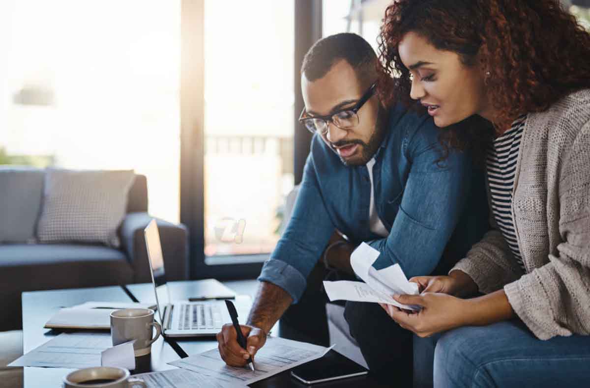 Parcelar o IRPF - Pessoas fazendo o parcelamento do Imposto de Renda