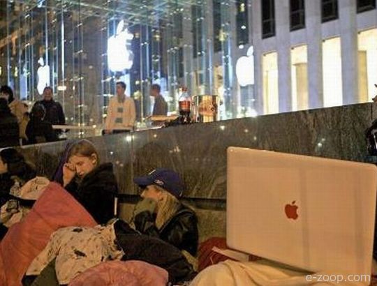 Pessoas na fila da loja Apple ilustra nosso artigo sobre: Como gerar demanda para produtos e serviços.