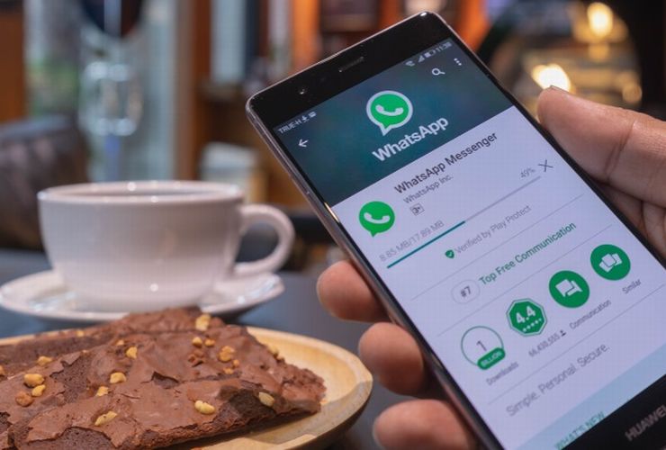 Uma pessoa verificando as configurações para se certificar de que não está sendo vigiada pelo Whatsapp.