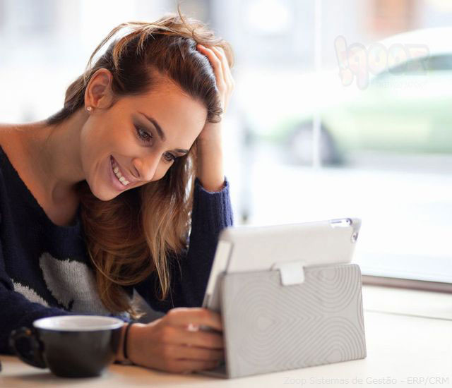 Homem jovem, trabalhando num negócio online. 