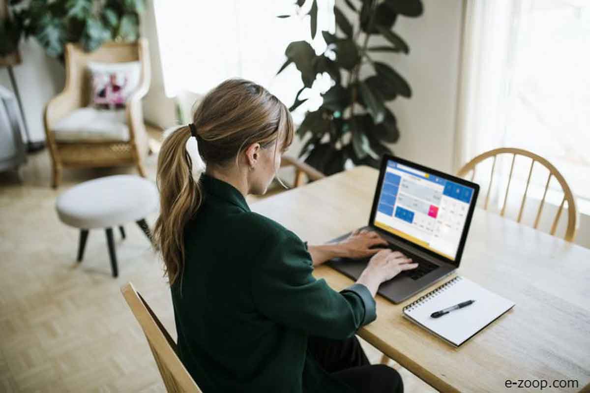 Mulher jovem trabalhando em seu notebook.