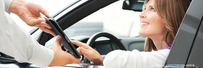 Mulher loira fez renda extra alugando o seu carro.