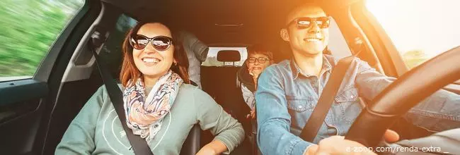 Um casal jovem com uma criança viaja em seu carro. Eles poderiam oferecer carona para ganhar uma renda extra.