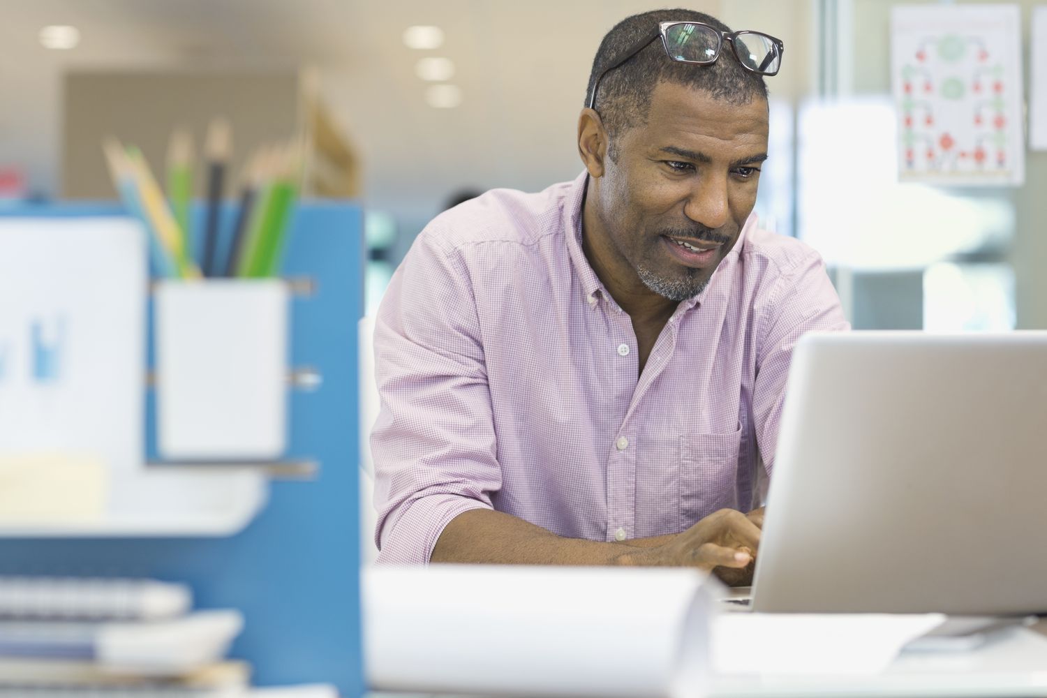 Um homem demonstra satisfação com seu blog no LinkedIn.