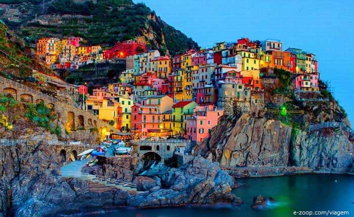 Vista de Manarola, distrito de Riomaggiore, na província de Spezia. Um dos 5 pontos turísticos na Itália que realmente vale a pena conhecer.