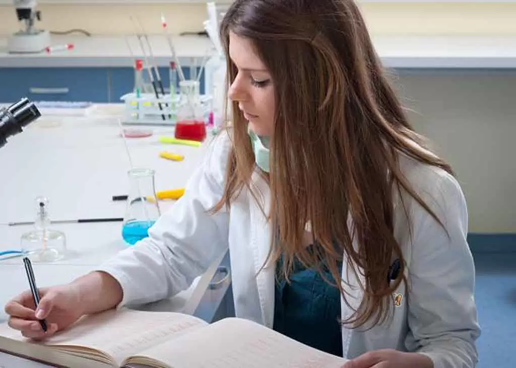 Mulher jovem elaborando um relatório científico