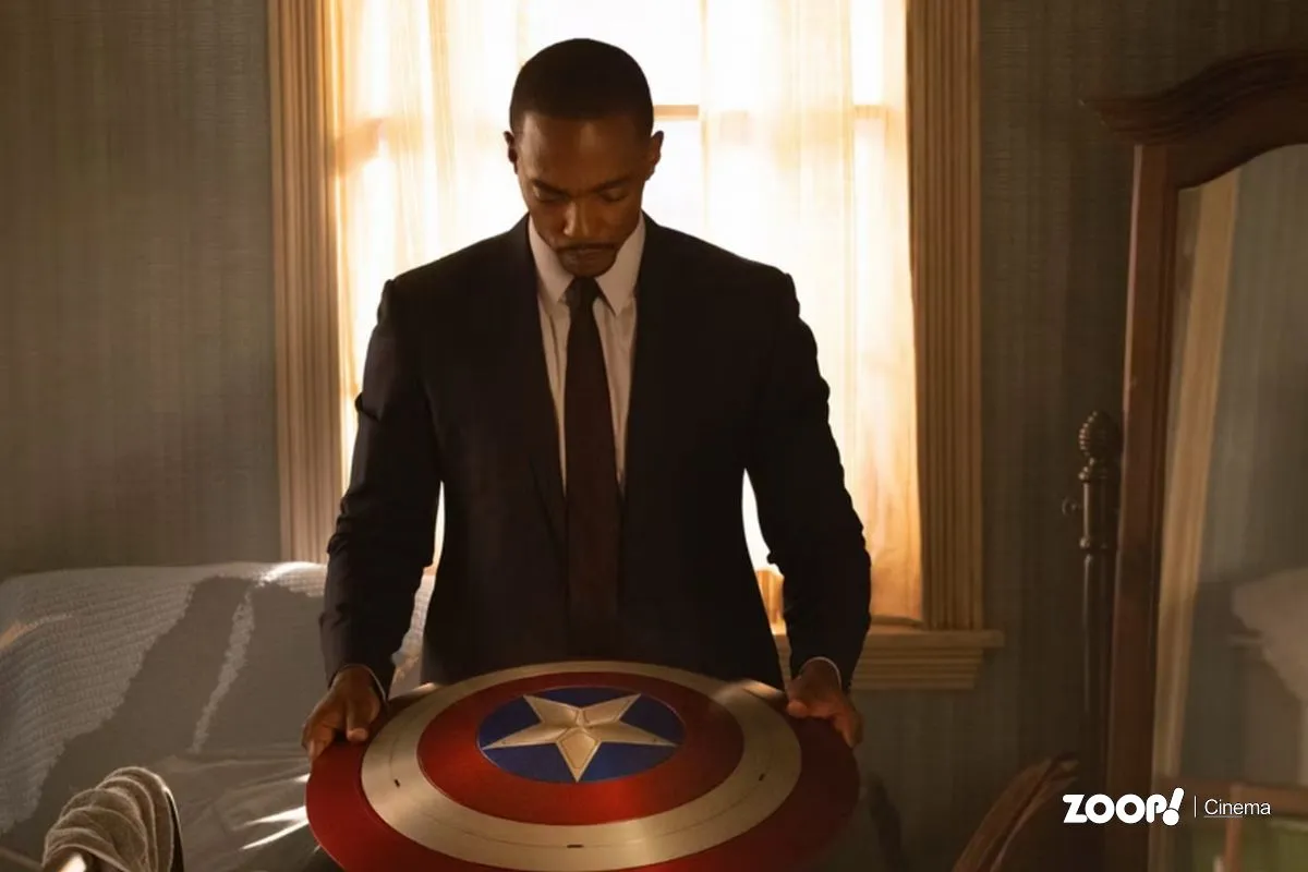 Sam Wilson recebe o escudo Capitão América.