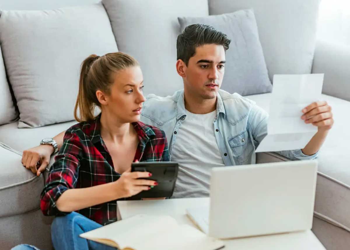 Casal fazendo a declaração do saque-aniversário do FGTS. 