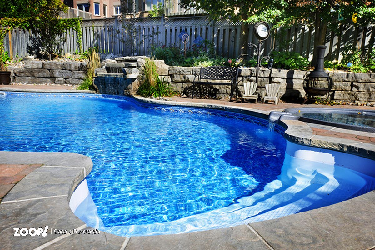 Uma piscina água transparente e azul ilustra nosso artigo sobre: Hidrotech Piscinas em Chapecó.  