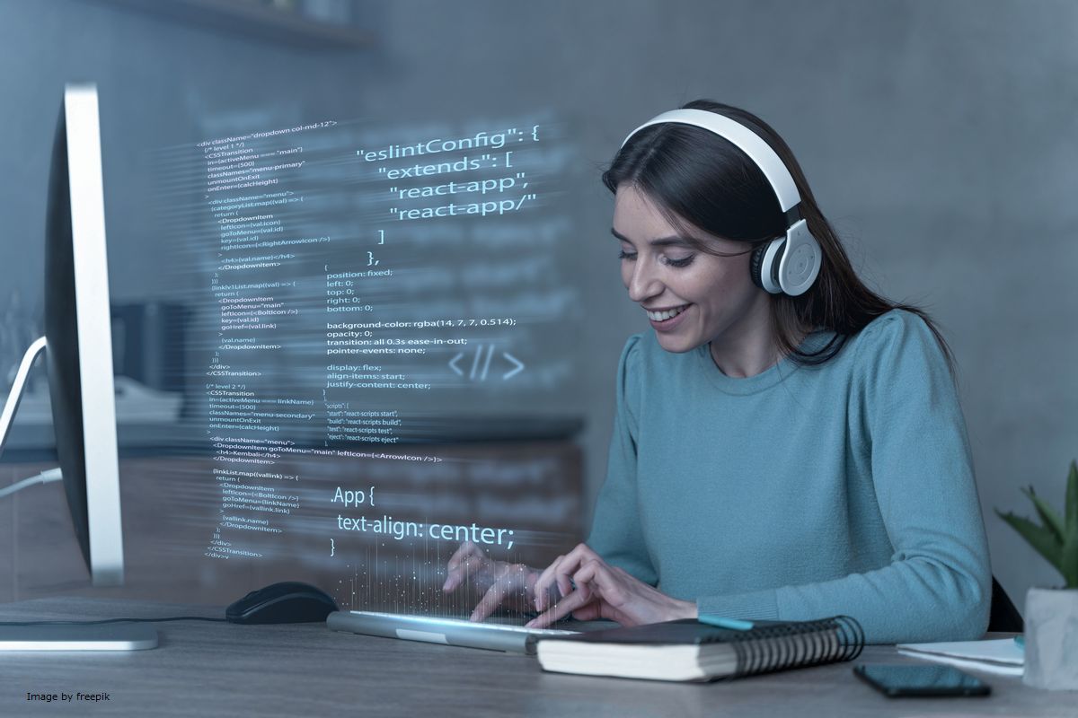 Um mulher estudando com ajuda de um notebook ilustra nosso artigo sobre: Como funciona a tecnologia na educação e quais seus benefícios?