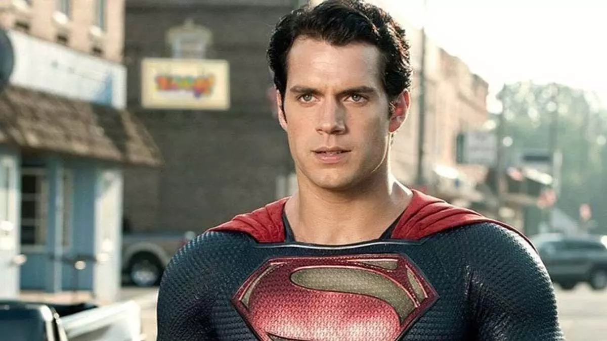 Henry Cavill caracterizado como Super Homem.